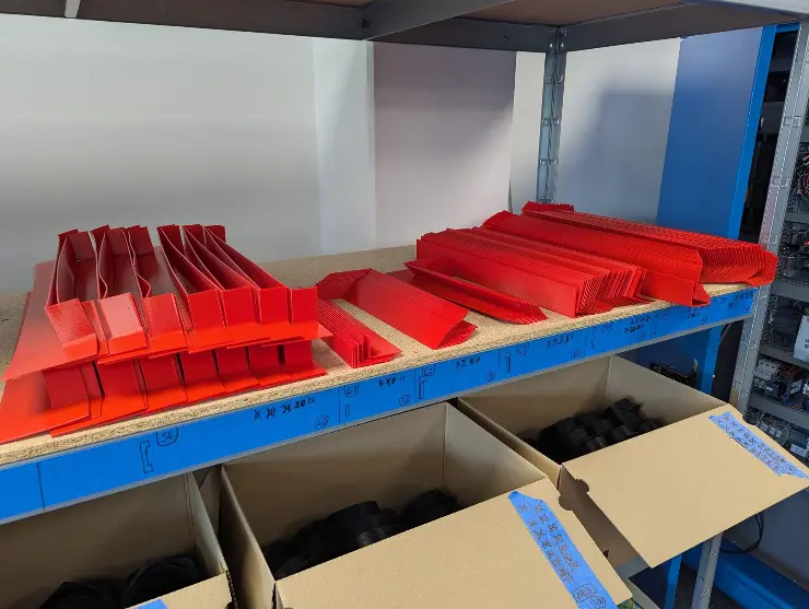 Zwischenlager von Serien mit jeweils mehreren Hundert Stück - TPU sowie PC-CF Zwischenlager von Serien mit jeweils mehreren Hundert Stück - TPU sowie PC-CF