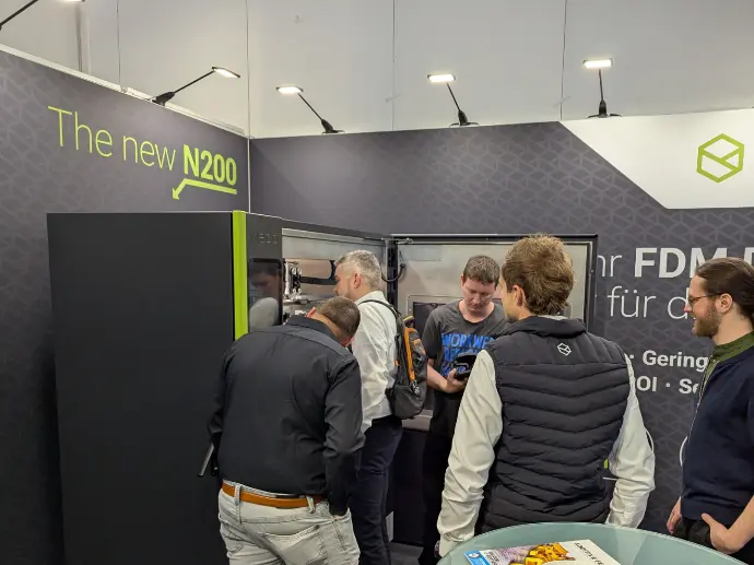 Zahlreiche interessierte BesucherInnen wollen unseren neuen Industriedrucker N200 sehen