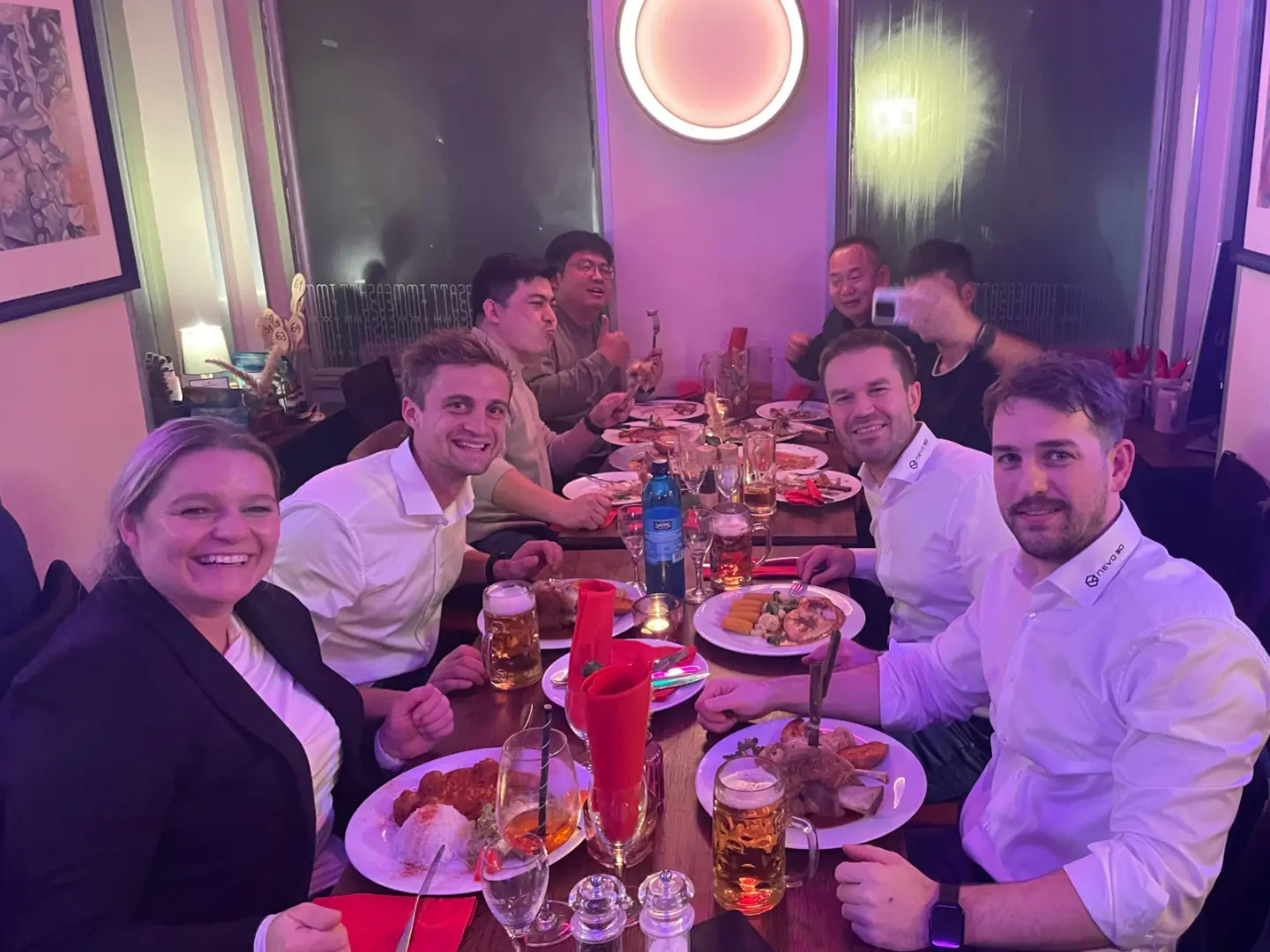 Teamfoto: Nach einem erfolgreichen Messetag auf der Formnext 2025 gibt's für das Messeteam von NEVO3D ein köstliches Abendessen.