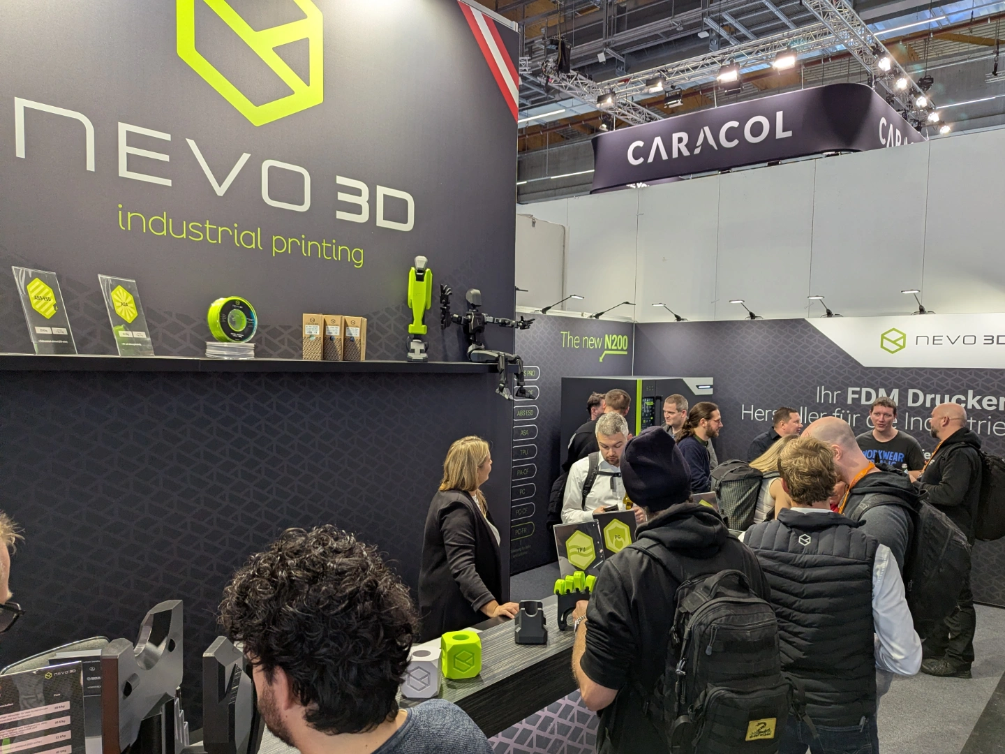 Viele Leute am Stand von NEVO3D auf der Formnext 2025 in Frankfurt