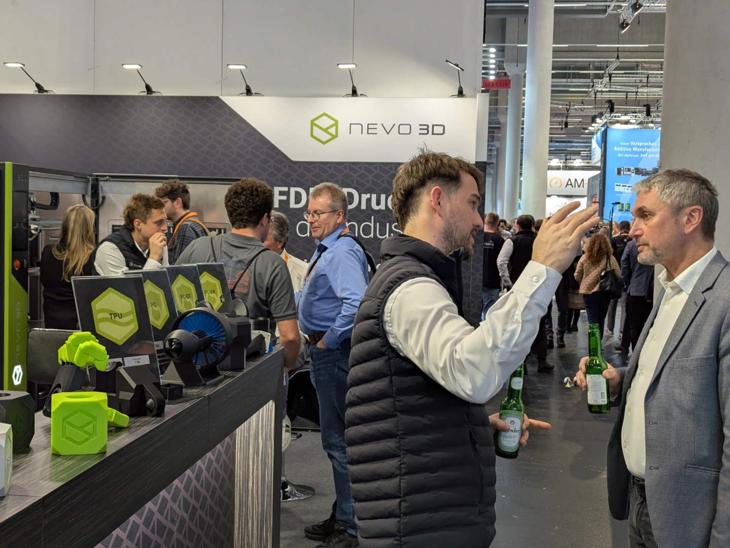 Intensive Beratungen am Messestand von NEVO3D auf der Formext 2025 in Frankfurt
