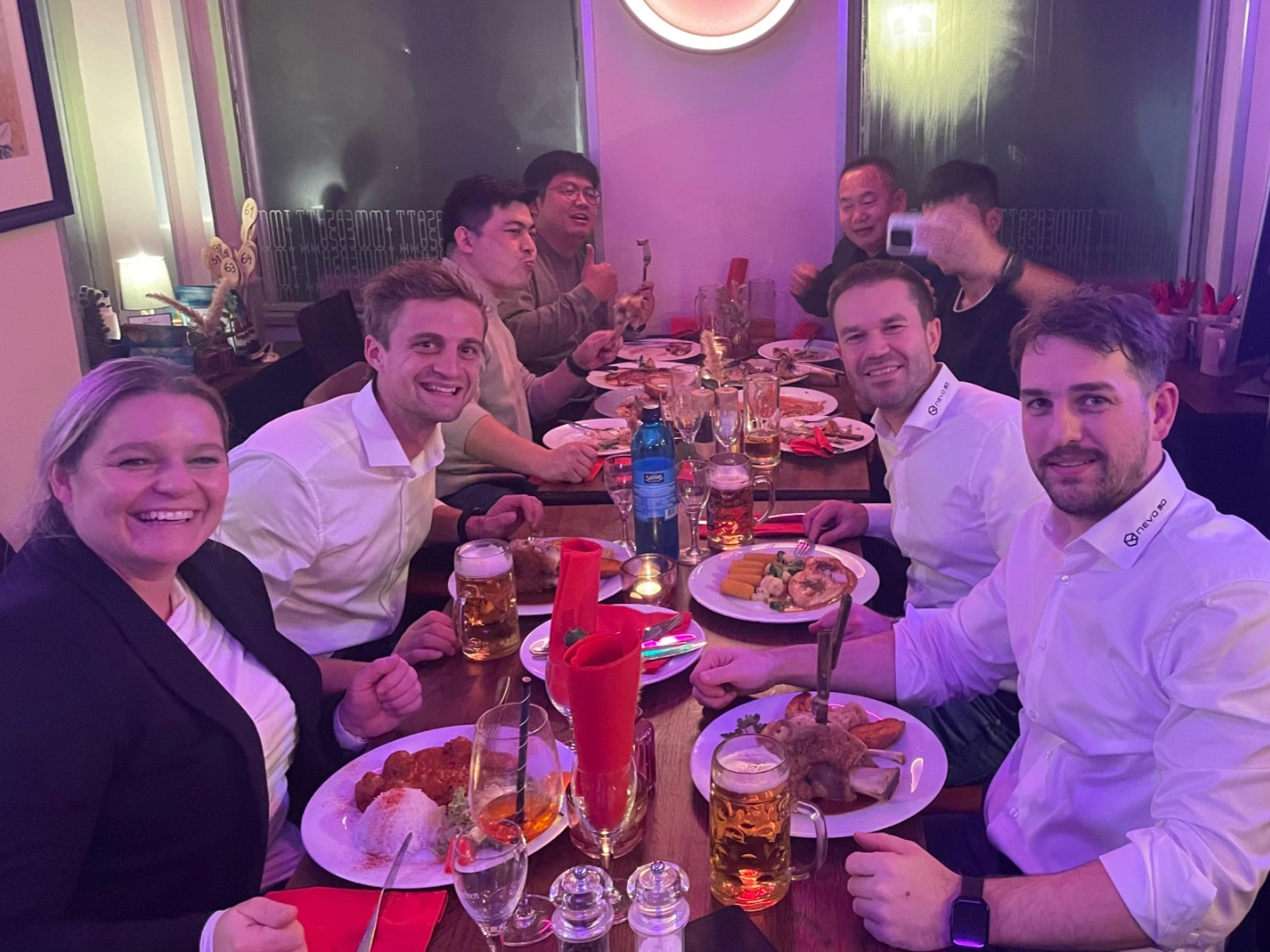 Unser Messeteam beim wohlverdienten Abendessen nach einem anstrengenden Messetag - NEVO3D